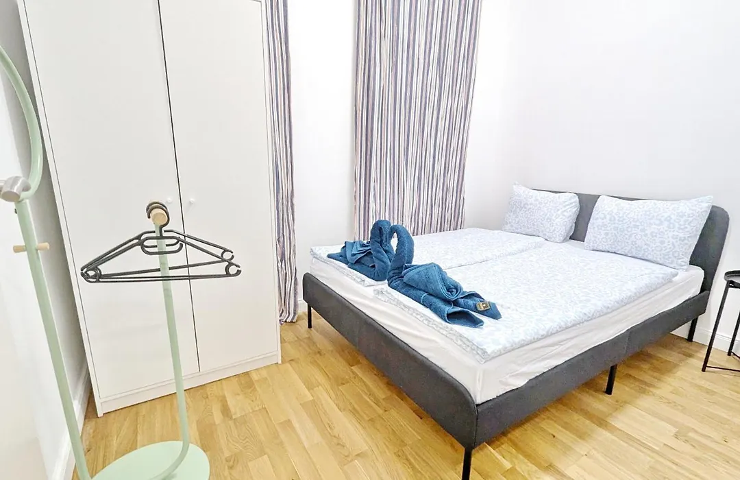 Spacious In A Lively Area Апартаменты *